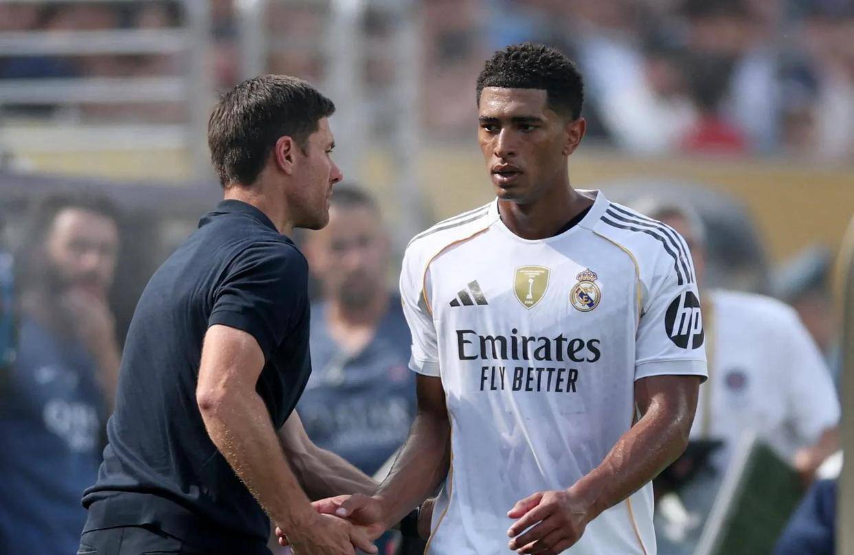 西甲第八轮：巴萨2-1阿劳霍绝杀，弗里克停赛；皇马姆巴佩终场前制胜领跑